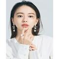 山本舞香さんが夏の日差しに映えるゴールドのワントーンメイクで大人っぽい洒落顔に | ビ