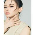 肌見せファッションにリンクするスモーキーメイクで、山本舞香さんが大人っぽいセクシー
