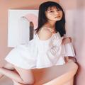 小日向ゆかの「肌見せな白」であざと色っぽいおうちコーデ♡ - ビューティーガール