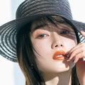SUQQUの透けオレンジリップのアクセントで太陽が似合う夏顔メイクにトライ！｜人気H＆Mの林