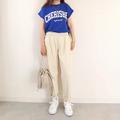 【しまむら】大人女子に似合う「ロゴTシャツ」の着こなし方　きれいめにも使える！ - ビュ