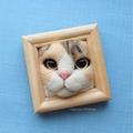 かわいい！猫の顔がムギューと挟まった額縁、羊毛フェルトで作っちゃった « ビューティー