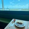 【沖縄グルメ】滑走路と海を眺められる！ 那覇空港の絶景レストランがおすすめ | グルメ