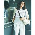 ワントーンコーデなら「ロゴTシャツ」だって通勤着になる！ -