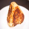 焼きおにぎりに「意外な食材」を追加すると… 無限に食べられそうな程激ウマに - ビューテ