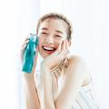 メナードの温泉研究から生まれた愛されるプレローション「薬用 ビューネ」で始める前向き
