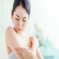 二の腕を細く見せる「意外な神トップス」と、実は太く見えるトップス3つ « ビューティーガ