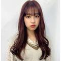 「ベリーピンク」にふんわりロングとシースルーバングで韓国ヘアに |