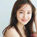 板野友美さんのMYベスコスを発表。30代の上品ツヤ肌を支える溺愛アイテムは？ | ビューティ