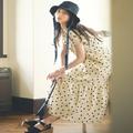 【毎日コーデテク】レトロなドット柄ワンピース、大人っぽく着こなす小物づかいとは？