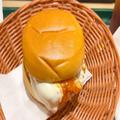 モスバーガー新作メニュー「白モス」、あふれ出るチーズに衝撃　ソースの量バグってる…