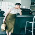 【今日のコーデ】甘いブラウスが着たい日はカーキのペンシルスカートで大人っぽく引き締
