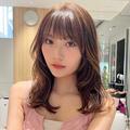 小顔も柔らか見せも叶う！ふわっとカールのセミロングレイヤー｜最旬ヘアカタログ |