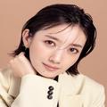 波瑠、まぶたにイチョウ色。しゃれ感と秋ムードを纏った美しさにうっとり |