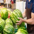 ポンポンと叩けばわかる？　約半数がやっているスイカの見分け方は正しいのか -