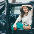 助手席に座る本田翼、眩しいですっ！“みんながリアルに買った服”着回し14日目 | ファッシ