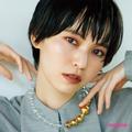 岡田知子さん流“洗練”メイク。ピンクシャドウはダークカラー合わせで大人の余裕を演出