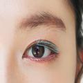 透明感のある目元は「ピンク×水色」のアイシャドウで作る！｜人気H&Mおすすめの秋メイクを