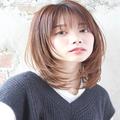 小顔効果も狙えるミディアムヘアは、シースルーバングで抜け感を【おすすめ韓国風ヘア】