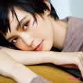 岡野瑞恵さんの最新ブラウンメイク。赤みは封印！ 差し色のカーキで洗練度アップ | ビュー