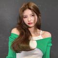 くびれロングヘアで小顔見せ！ 透明感アップのヘアカラーも【おすすめ韓国風ヘア】 | ビュ
