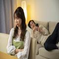 夫が原因で妻が体調不良になる“夫源病”。腹痛、めまい、発疹…ナゾの不調の正体とは «