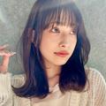 【大人可愛いヘアスタイル】顔まわりのレイヤーで華やかな印象と若見えが叶うミディアム