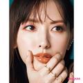 鈴木えみさんが受賞コスメでセルフメイク！ “微熱カラー”の大人なルックを披露【beauty