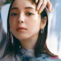 佐々木 希さんが最旬春メイクを披露。ミモザイエローで大人のスパイスメイク　 | ビューテ