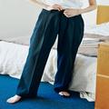 定番服こそアップデートが必要！ 2023年はパンツの色を黒からネイビーに更新 | ファッション