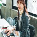 【櫻坂46】レディな先輩風の田村保乃。パステルブルーのお仕事バッグがオフィスに華やぎ