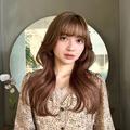 大人可愛いくびれロング。重軽バランスがしゃれ見えの秘訣【おすすめ韓国風ヘア】 | ビュ