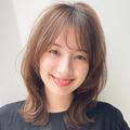 ベージュブラウンで柔らか見せ！ふんわり可愛い、大人のくびれミディ｜最旬ヘアカタログ
