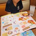 「お子様メニュー飽きる問題」を解決。子どもとファミレスを楽しむ“意外なアイディア”