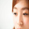 ほくろが大きい女性は運がいい？ 顔のほくろで見る恋愛傾向とは - ビューティーガール