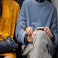 デート中にスマホゲームばかりやってる彼氏ってどうなん!? 花火大会でも“ありえない行動