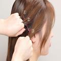 「片編み込み」でおしゃれアレンジ！フォーマルヘアにも◎。作り方を詳しく解説【ヘアア