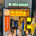 モスバーガーが突如「老舗の町中華」に… しかし店内外には“残痕”がしっかり残っていた