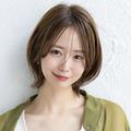 丸顔さんにおすすめ！ベージュカラー＆長め前髪のひし形ショートボブ｜最旬ヘアカタログ